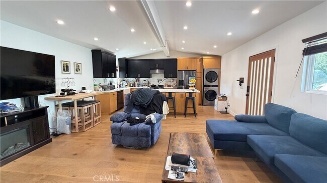 Foto del edificio - 7257 Wilbur Ave