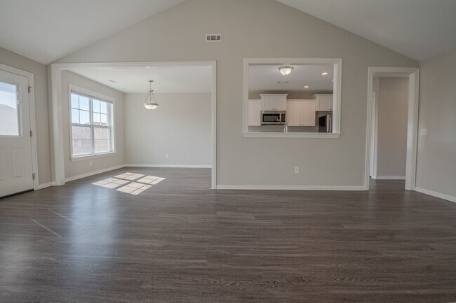 Building Photo - 4 Bedroom 2 Bath in Sundowner Estates Prai...