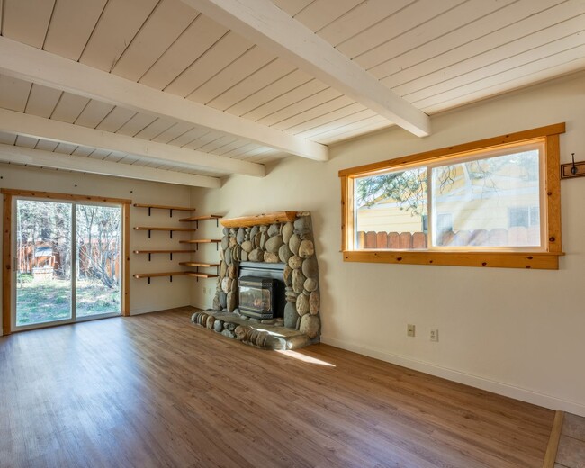 Foto del edificio - Charming pet friendly craftsman style home...
