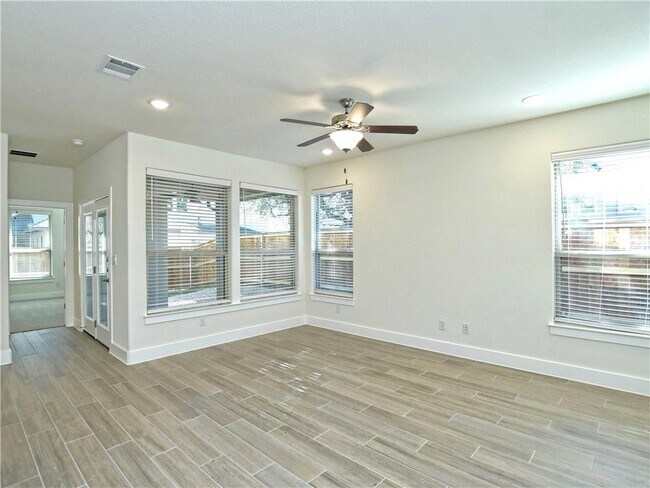 Building Photo - 603 Parkline Dr