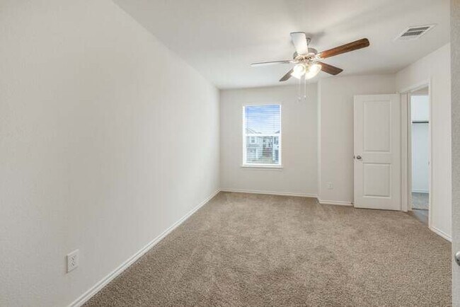 Foto del edificio - 727 Cloverwood Dr