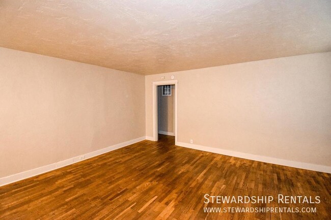 Building Photo - 5 Bd Close to Campus!