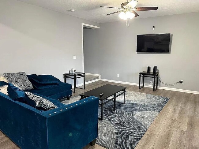 Building Photo - 926 S Coy St