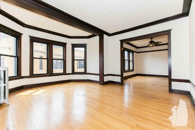 Foto del edificio - 2418 N Sawyer Ave