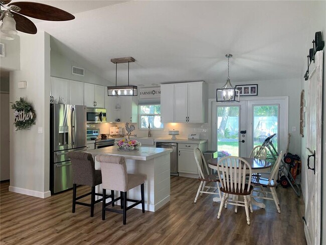 Foto del edificio - 11001 Dianne Cove