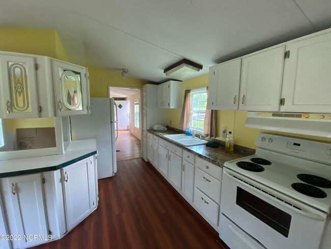 Building Photo - Cute Home Located in the center of everything