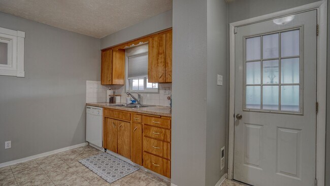 Foto del edificio - 2-bedroom/1 bathroom, parking included