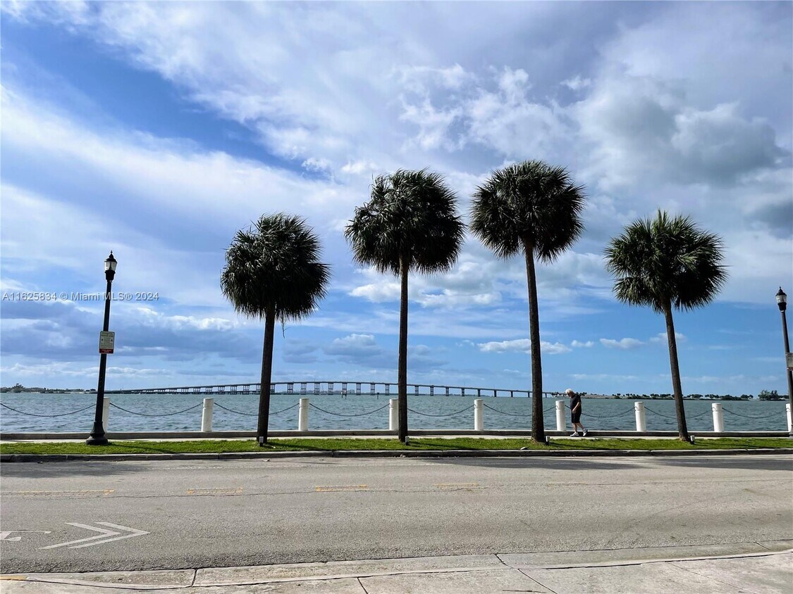 Primary Photo - 1450 Brickell Bay Dr