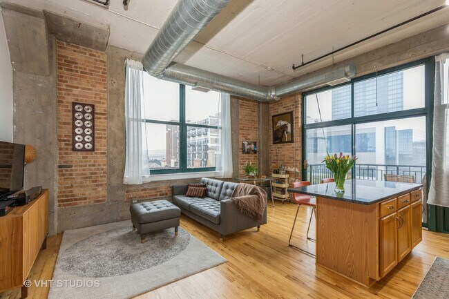 Building Photo - 221 E Cullerton St