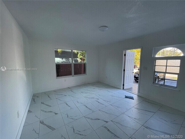 Foto del edificio - 1652 Madison St