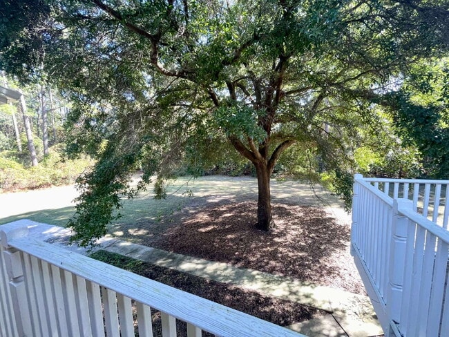 Building Photo - Duplex Apartment Close to Downtown Bluffton!