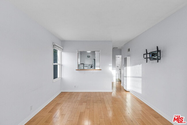 Building Photo - 1352 Ocean Park Blvd