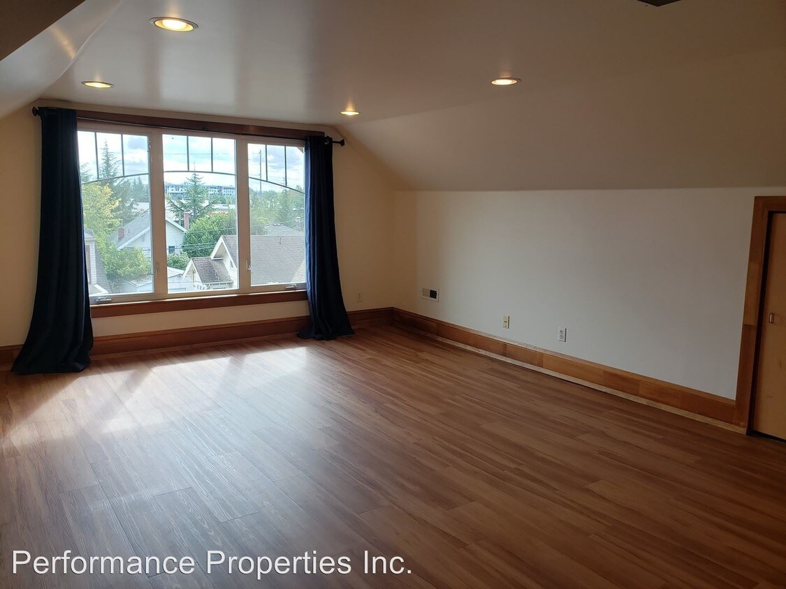 Foto principal - 3105-3109 NE Broadway St