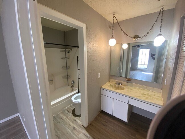 Building Photo - 3/2/1 in University Pines!