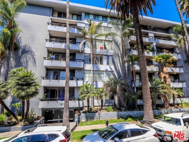 Foto del edificio - 121 S Palm Dr