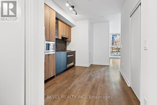 Building Photo - 1037 The Queensway