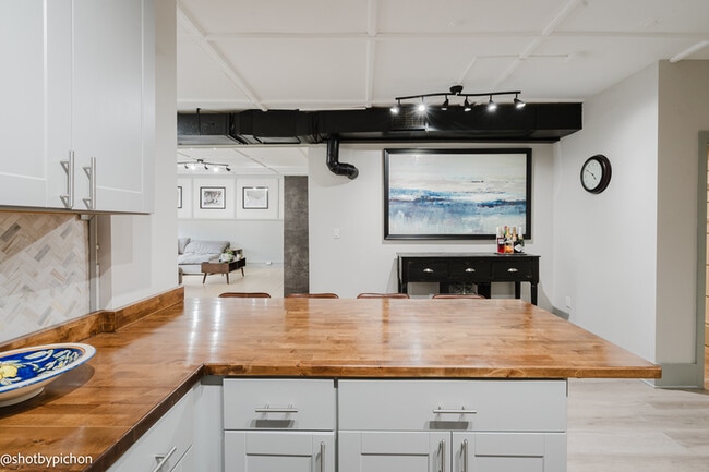 Building Photo - 4 Raymond Ave