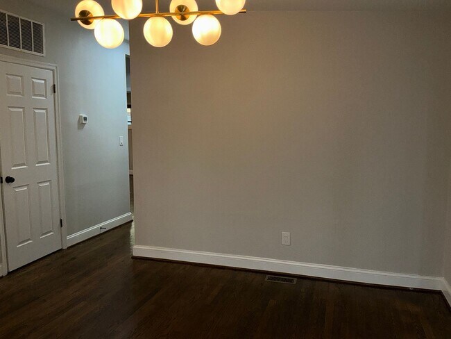 Foto del edificio - Fully updated 4BR 3BA single family rambler in Twinbrook Forest