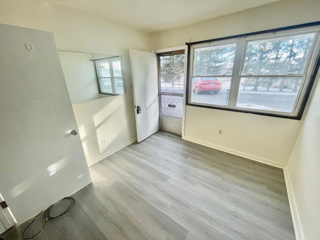 Foto del edificio - 1003 Basilone Dr