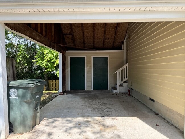 Building Photo - 1620 Hickory Pl