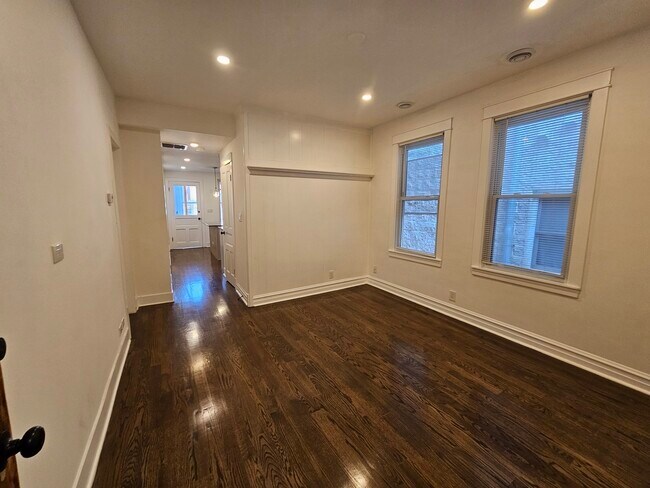 Foto del edificio - 2541 N Southport Ave