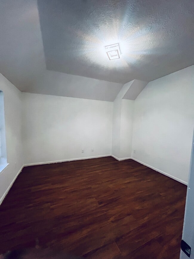 Building Photo - 2206 Laurel Oak Dr