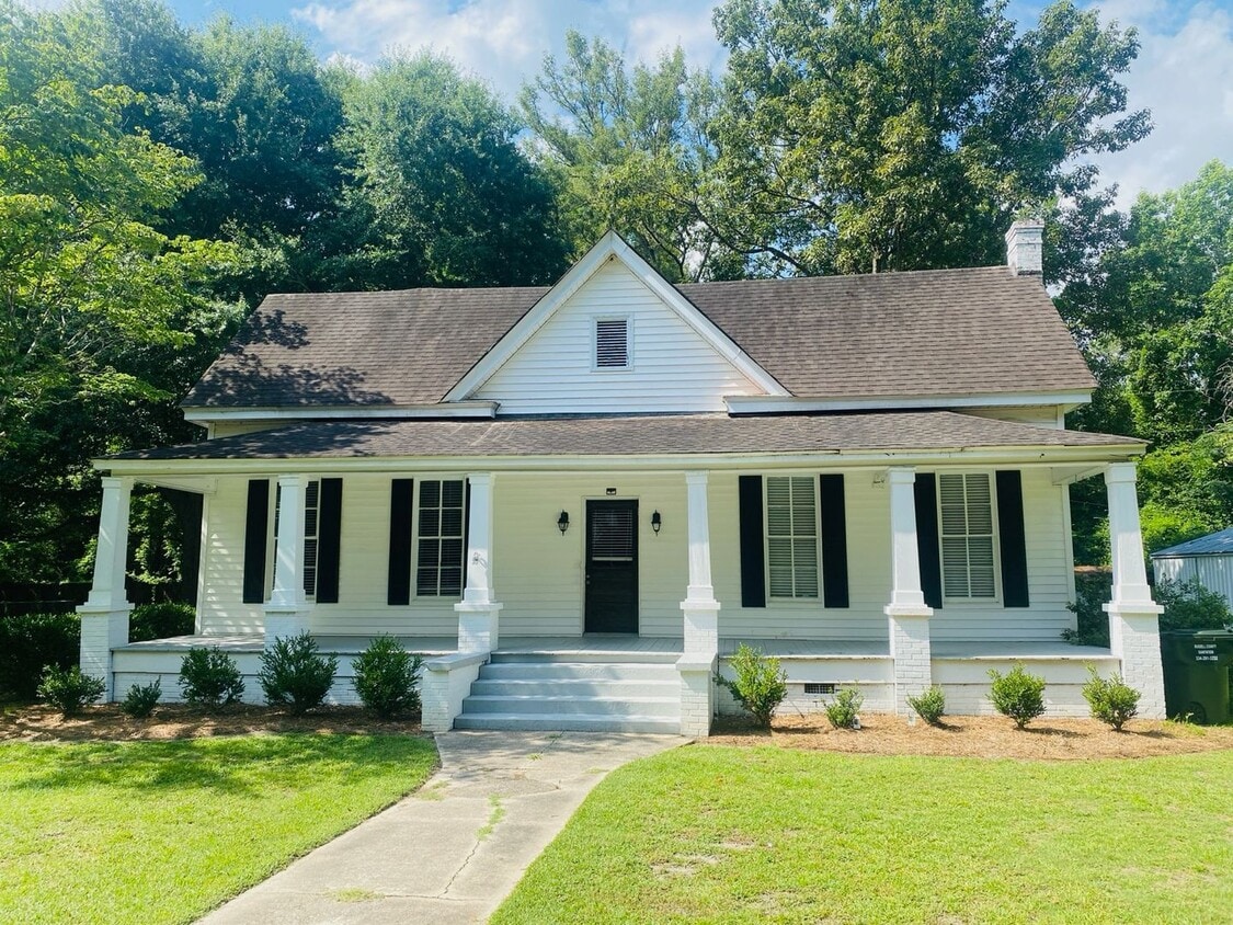 Primary Photo - Spacious 3 Bedroom 2 Bath Home in Pittsview!