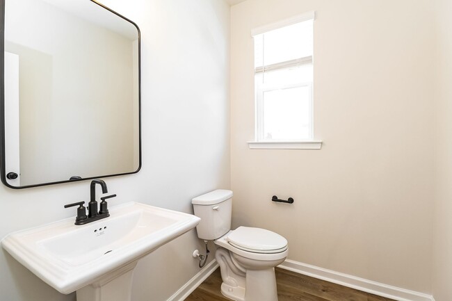 Foto del edificio - Beautiful 4BR 3.5BA Townhome w/ Full Appliance Kitchen Garage Parking in University