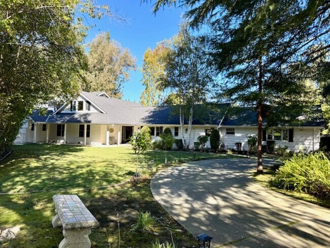 Building Photo - Gorgeous 5 bedroom, 4.5 bath, Westside Dan...