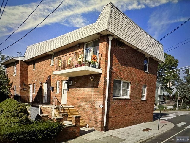 Primary Photo - 193 Ray St