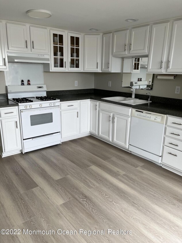 Primary Photo - 32 Beachway Ave