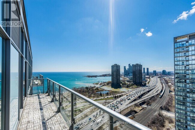 Photo du bâtiment - 103 The Queensway