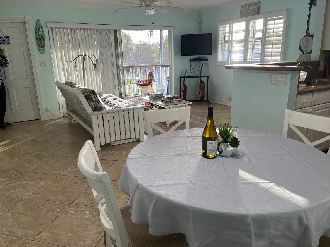 El sofá se pliega en una cama - 4820 NE 23rd Ave