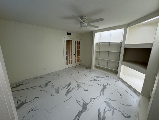 Building Photo - 13 Royale Cir