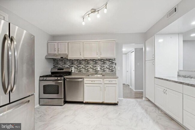 Building Photo - 1635 Parkcrest Cir