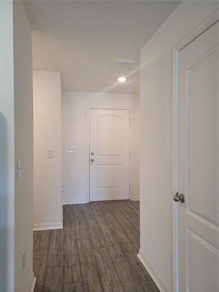 Building Photo - Beautiful 2-Bedroom Townhouse in Tampa | Brand New Paint & Vinyl Floors!