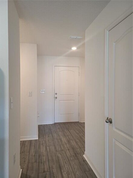 Foto del edificio - Beautiful 2-Bedroom Townhouse in Tampa | Brand New Paint & Vinyl Floors!