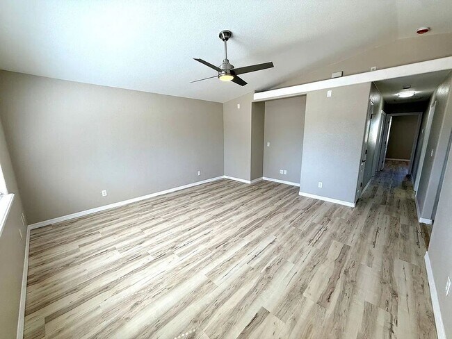 Foto del edificio - 3675 E Robin Ln