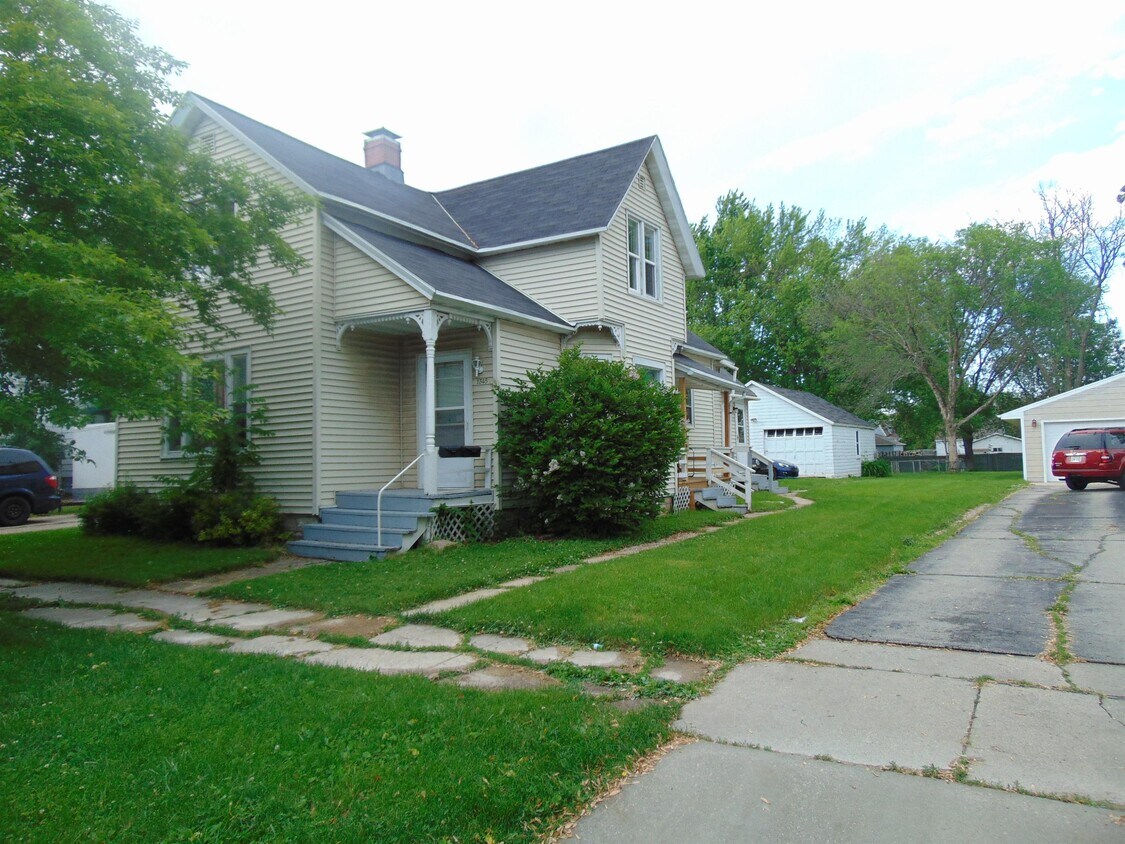 1345 Lawe St, Green Bay, WI 54301 Townhome Rentals in Green Bay WI
