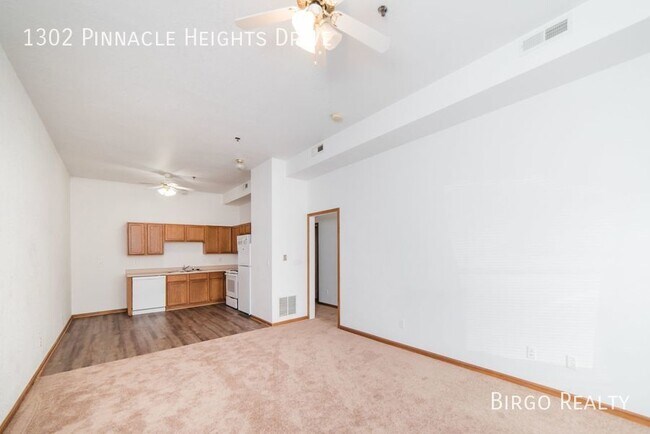 Building Photo - Must see! Great location!