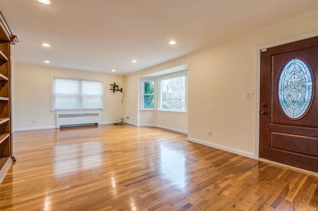 Building Photo - 7 Compass Ct