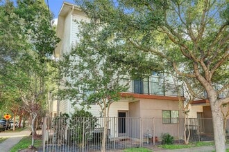 Building Photo - 2202 Bastrop St