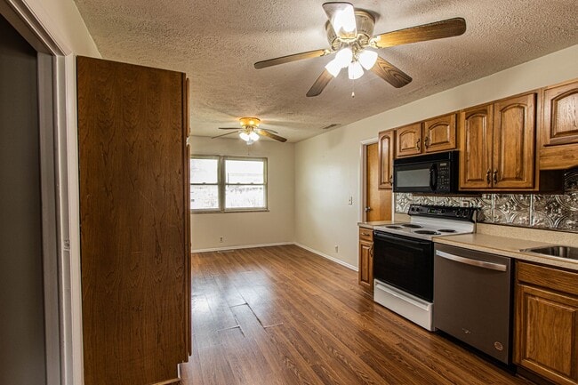 Building Photo - 3-4 Bedroom/1.5 Bathroom House For Rent