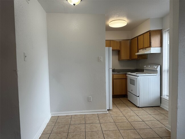 Building Photo - 7201 Hallshire Dr