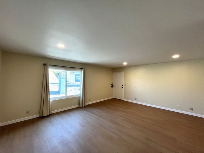Foto del edificio - 2 Bedroom Apartment in North Park, Upstair...