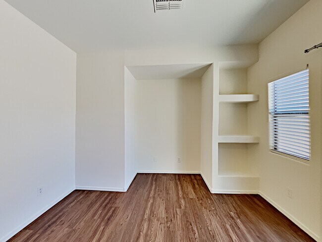 Building Photo - 4744 E Laurel Avenue