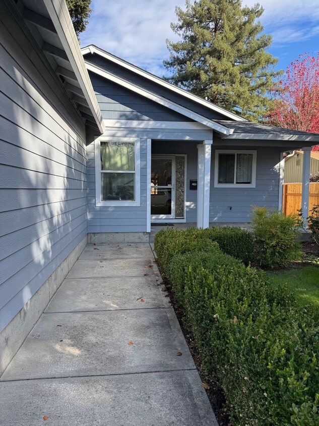 Foto principal - 3 bed 2 bath House In West Salem