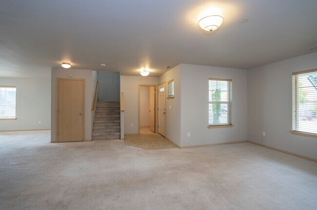 Building Photo - Beautiful Bright and Light 3 Bedroom