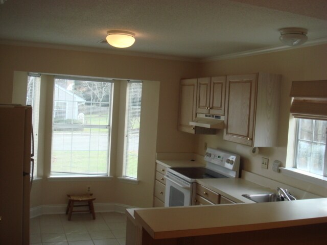 Foto del edificio - Charming 2-Bedroom Oasis with Screened Porch in Colony Lake