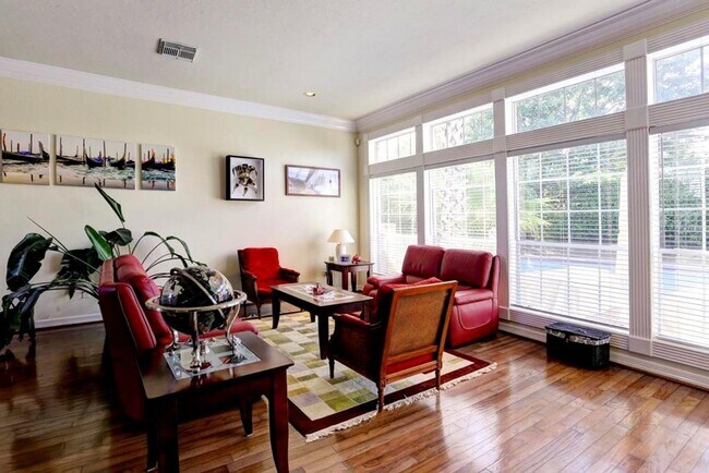 Foto del edificio - Spacious 5-Bedroom Lakeview Home with Pool...